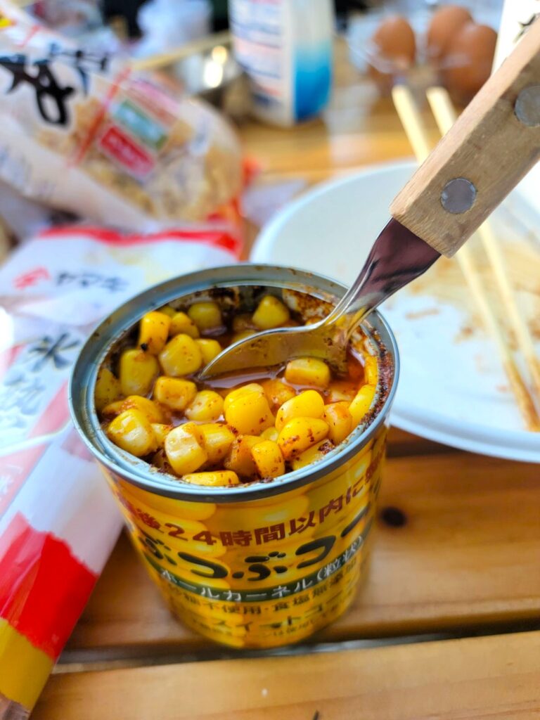 コーン缶ごと熱したアウトドアコーン