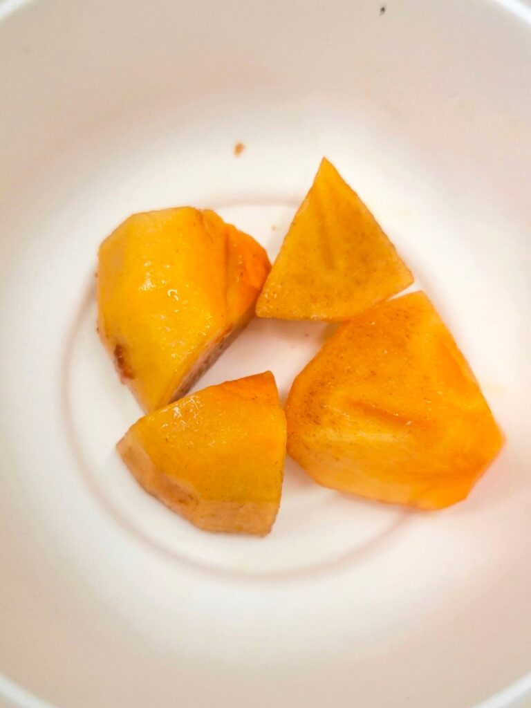 マンション管理人さんから頂いた、もぎたての柿