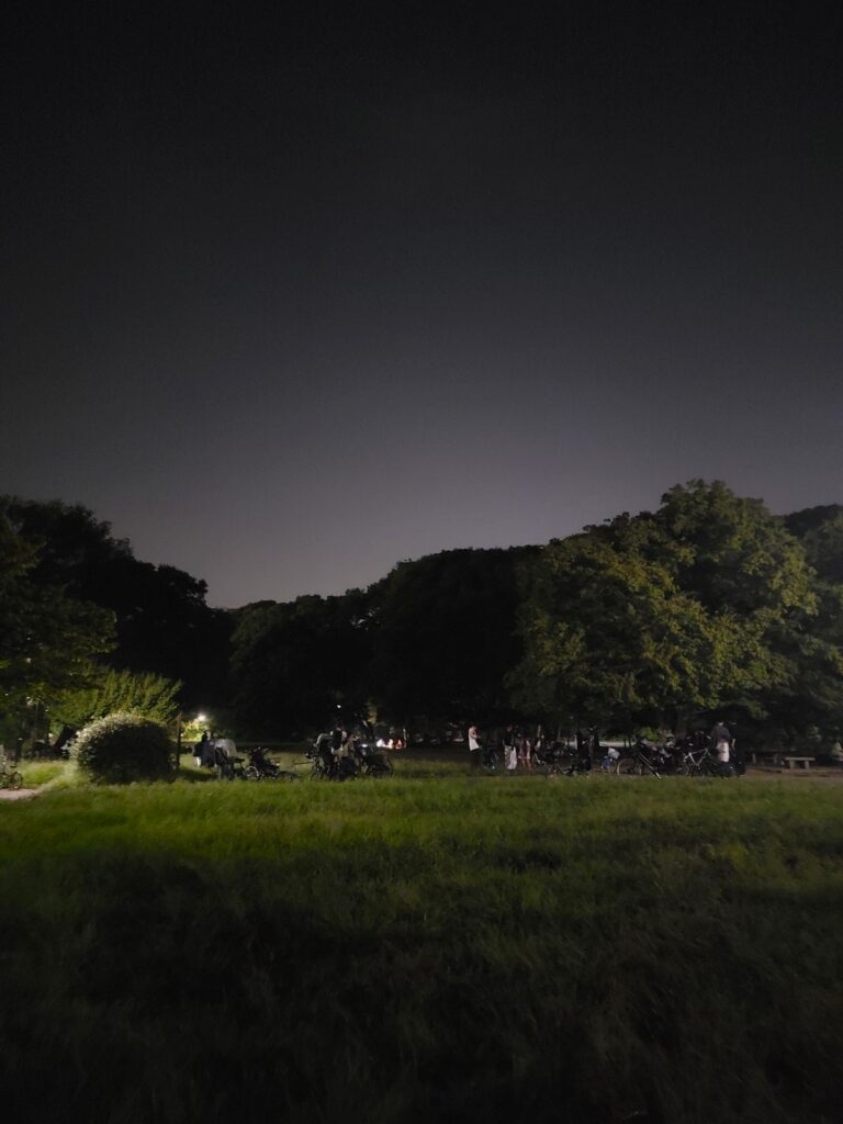 夏の夜の三角公園