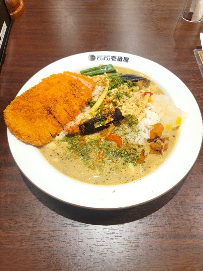 カレーハウスCoCo壱番屋 吉祥寺サンロード店 数量限定グリーンスパイスカレー！習慣でロースカツ&チーズトッピング