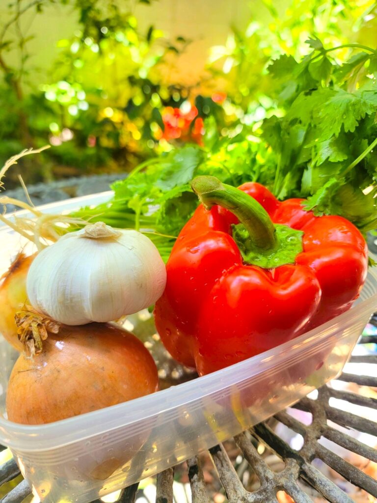 「パクチーと鶏とミックスナッツのスパイス炒め」用のパクチーやニンニク、パプリカ、玉葱