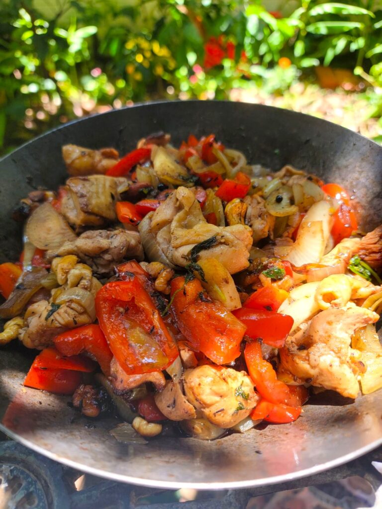 西荻窪 立ち飲み「小鳥遊」ピクニックへ差し入れ用の「パクチーと鶏とミックスナッツのスパイス炒め」