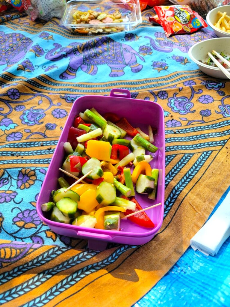 西荻窪 立ち飲み「小鳥遊」常連さんのカラフルな野菜浅漬け