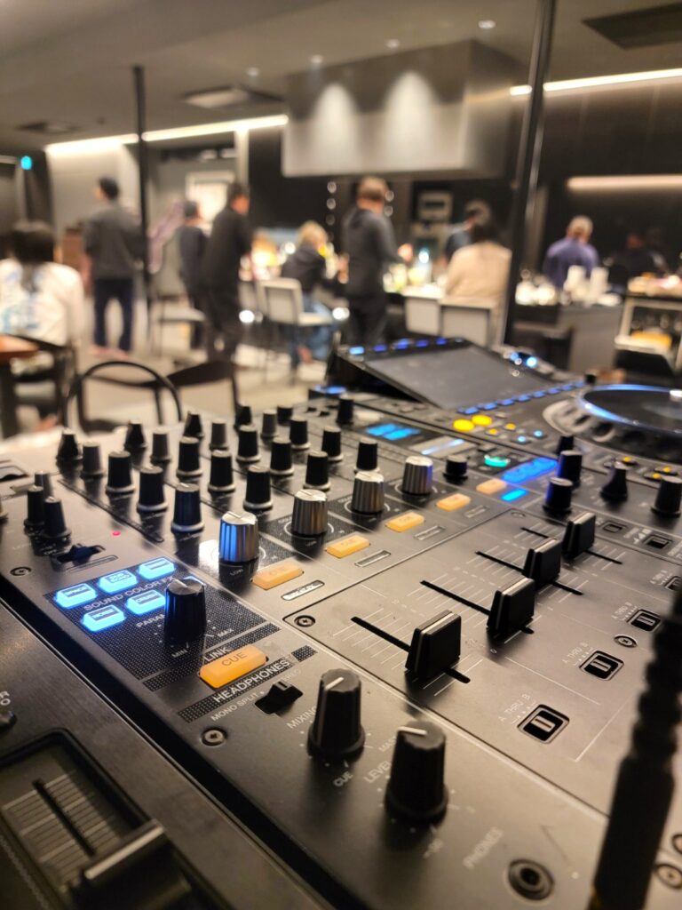 郷音G.O.A.T.グランピング ヴィラ外観、キッチン、DJプレイ用ターンテーブル