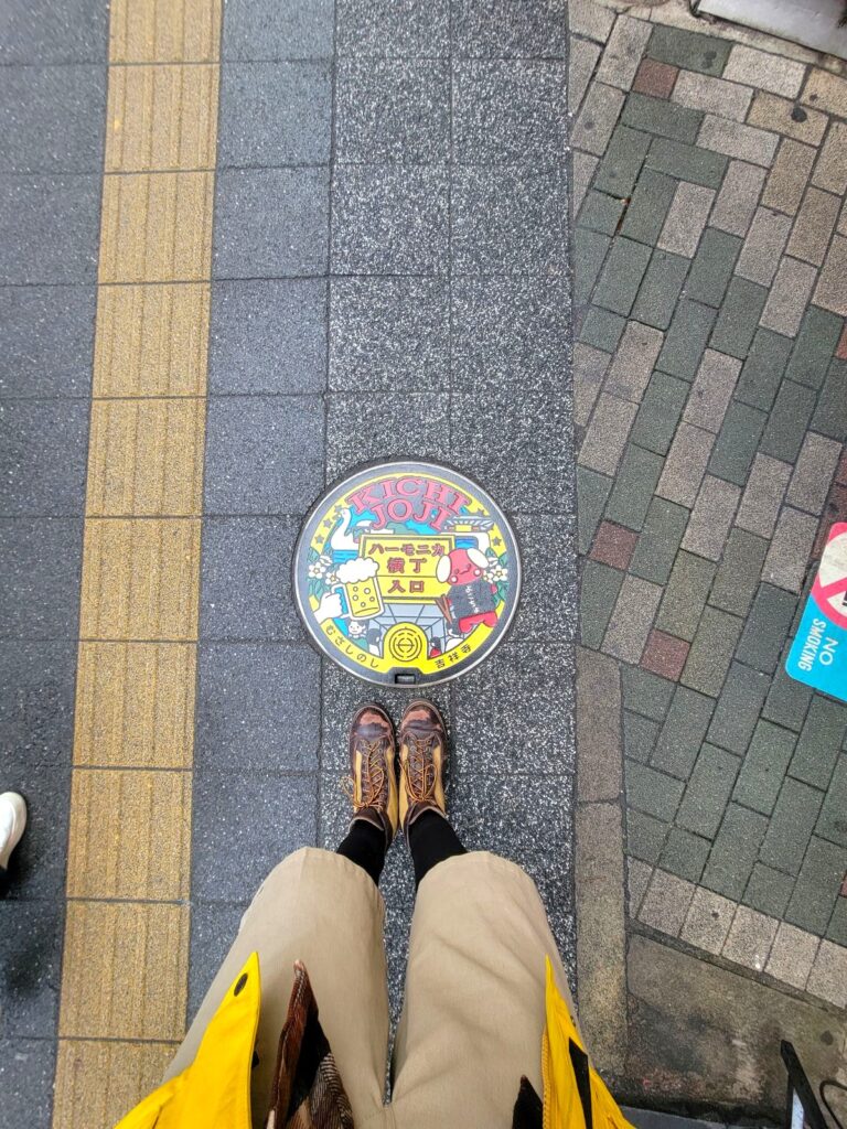 ハーモニカ横丁80周年記念マンホール