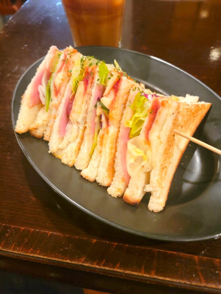 渋谷スペイン坂 人間関係 cafe de copain(カフェ ド コパン)創業1979年!ランチに名物サンドはモッツァレラとベーコンをチョイス♪