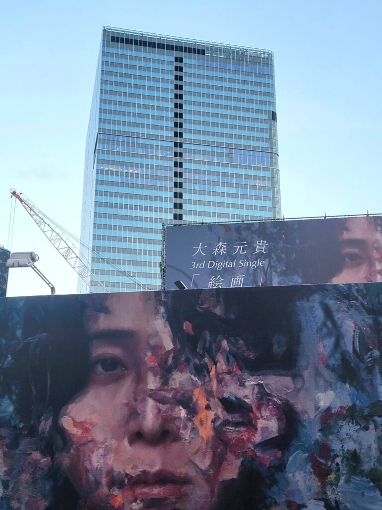 Mrs. GREEN APPLEの大森元貴さん3rdデジタルシングル「絵画」が、渋谷憲章シート広告&ハチ公広場センターシート広告をW占拠していました♪