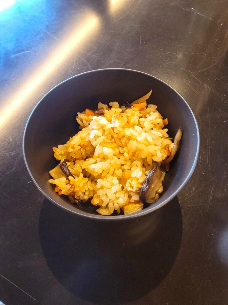 朝食の「かやくご飯(鶏肉・ごぼう・にんじん・油あげ・しいたけ) 」